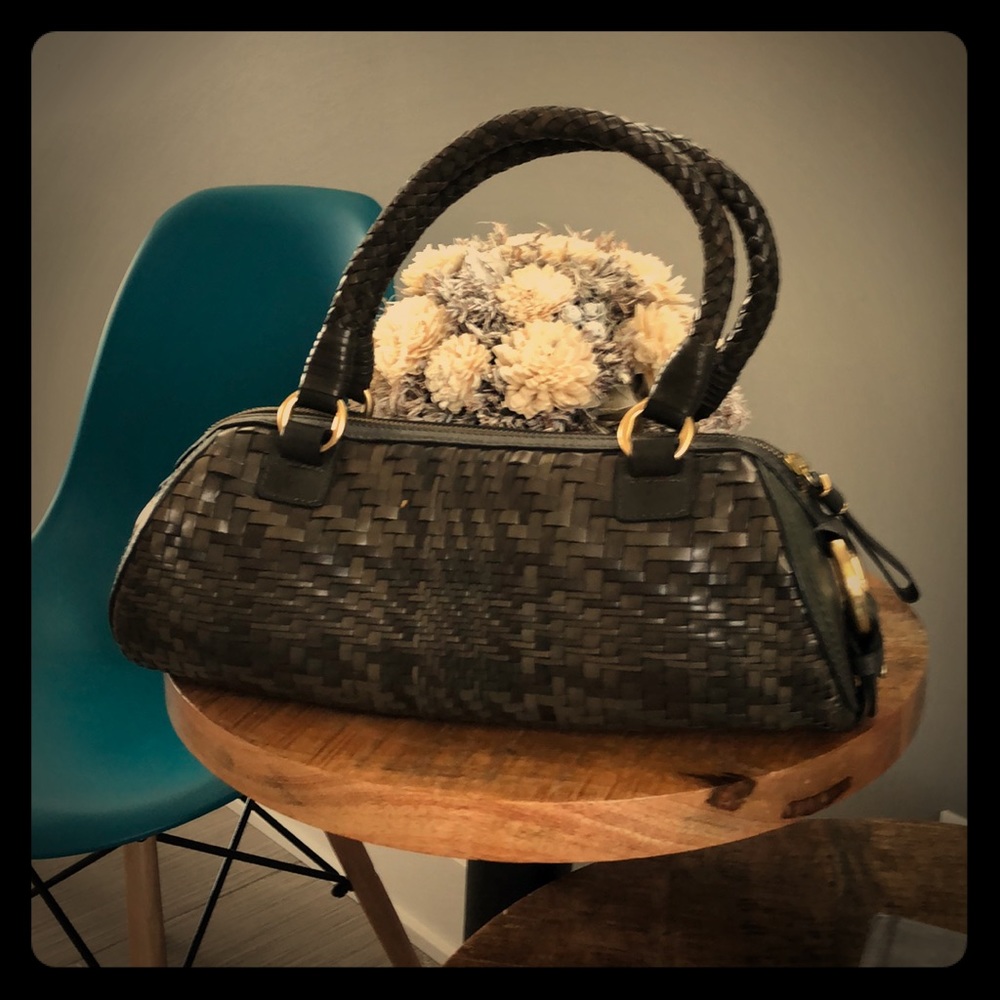 Cole Haan. Excellent. Comes with dust bag!